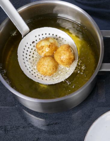 Kroketten werden in Fett frittiert Kroketten werden in Fett frittiert