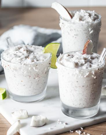 Gefrorener Kokosnuss-Daiquiri im Glas.