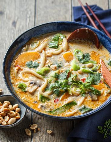 Asia-Nudelsuppe mit Erdnuss und Pilzen