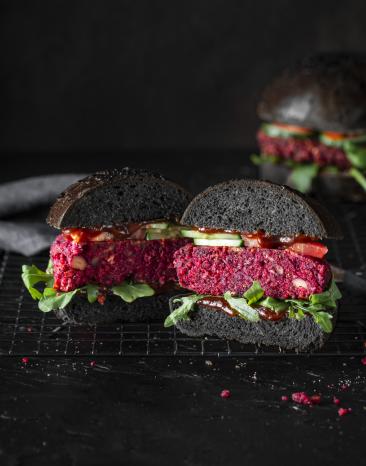 Black Bun Burger mit Rote Bete Patty