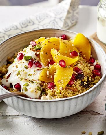 Breakfast-Bowl mit Couscous und Pfirsich