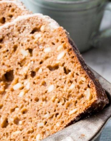 Dinkelbrot wie vom Bäcker in Scheiben geschnitten in einer Backform