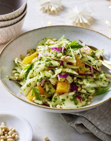 Schneller Fenchelsalat mit Orange und Pinienkernen.