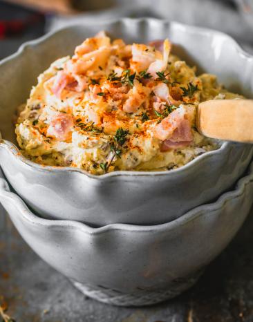 Dip mit Speck und Kräutern in einer Schüssel.