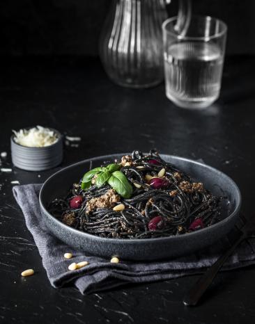 Schwarze Pasta mit Olivenpesto
