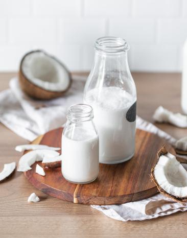 Selbstgemachte Kokosmilch in Flaschen