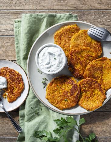 Selbstgemachte Süßkartoffelpuffer mit Dip.