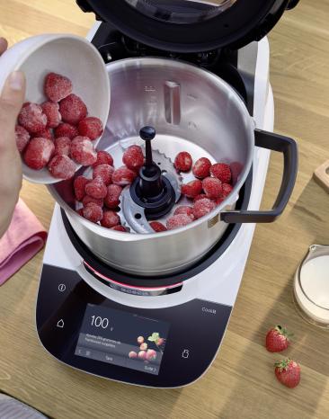 Gefrorene Erdbeeren werden mit dem Crushmesser im Cookit zerkleinert.