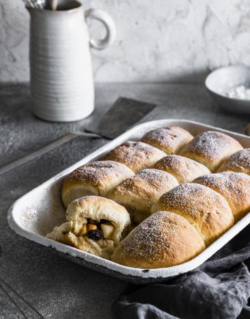 Buchteln mit Apfel-Zimt-Rosinenfüllung