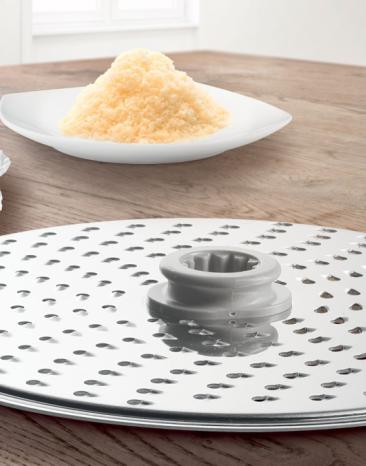 Feine Reibscheibe, im Hintergrund fein geriebener Parmesan. Feine Reibscheibe, im Hintergrund fein geriebener Parmesan.