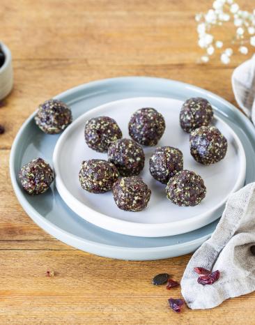 Energy-Balls mit Cranberrys und Kürbiskernen
