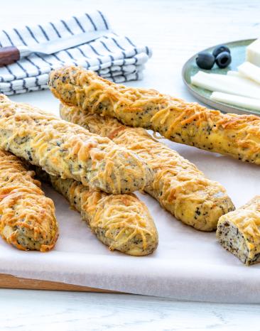 Käsestangen mit Oliven