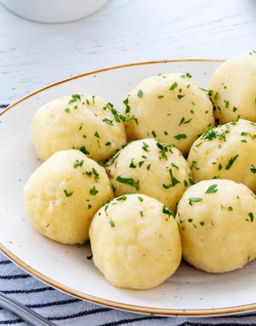 Kartoffelklöße mit Petersilie garniert.