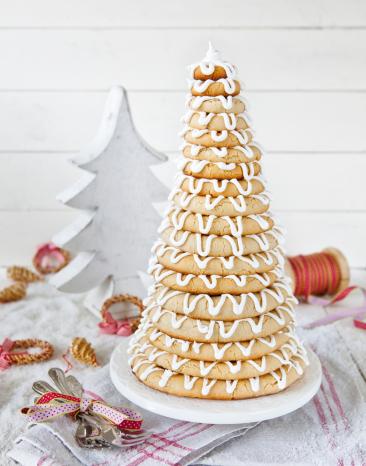 Gestapelter Kranzkuchen mit Marzipan und Puderzuckerglasur.