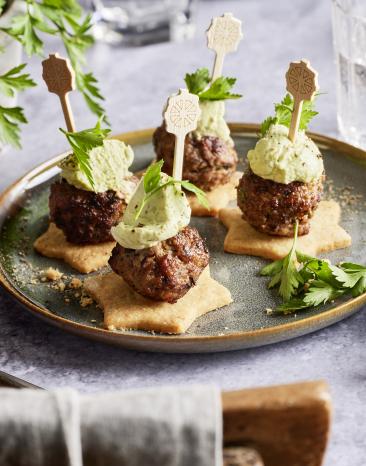 Parmesankekse mit Oliven-Hackbällchen