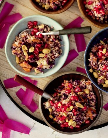 Buntes Taboulé mit Erdnuss-Dressing in verschiedenen Schüsseln verteilt auf einem großen Tisch,