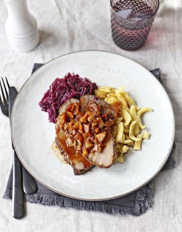Rinderbraten mit Gemüsesauce und Rotkohl