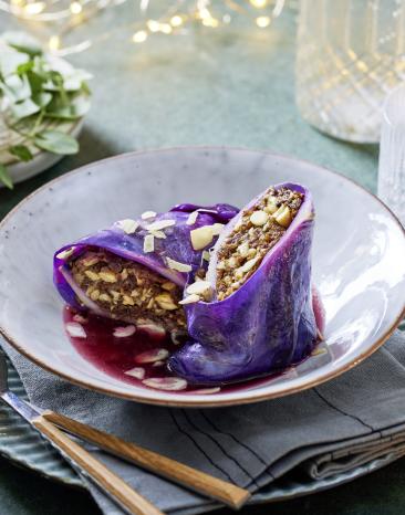 Vegane Rouladen mit Rotkhol und Pilz-Nuss-Füllung.