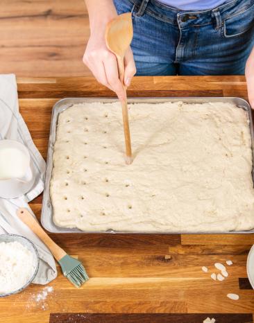 Verteile deine Butterflocken im regelmäßigem Abstand auf deinem Butterkuchenteig. 