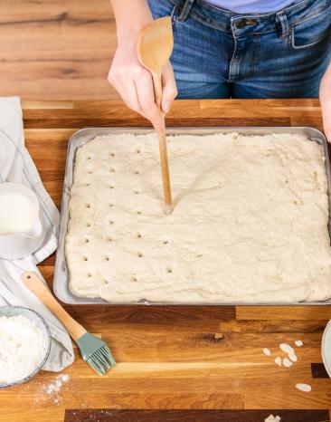 Verteile deine Butterflocken im regelmäßigem Abstand auf deinem Butterkuchenteig. 