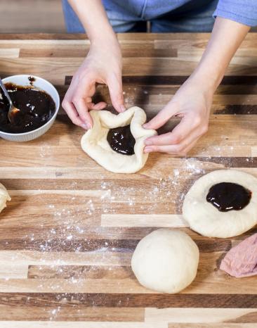 Germknödel wird mit Marmelade gefüllt.