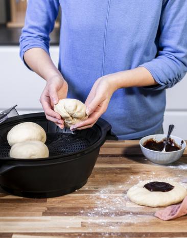 Germknödel formen und in den Dampfaufsatz legen.