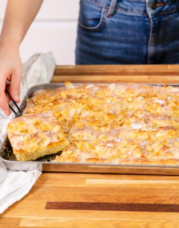 Saftiger Butterkuchen mit Mandeln auf einem Backblech. 