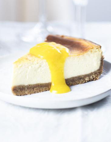 New York Cheesecake mit Mangosauce