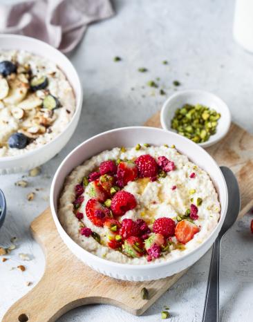 Porridge Grundrezept mit Früchten und Nüssen getoppt.