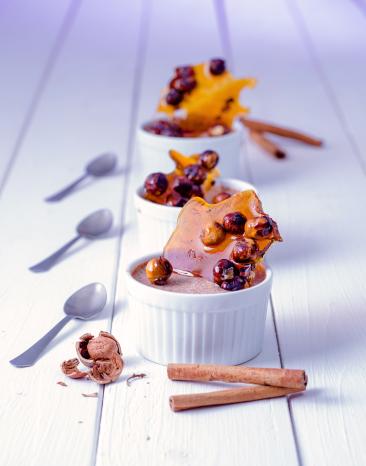 Zimt-Pannacotta mit karamellisierten Haselnüssen