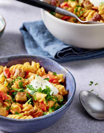 One-Pot-Würstchengulasch in einer blauen Schüssel.