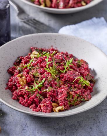 Rote Graupen mit Apfel