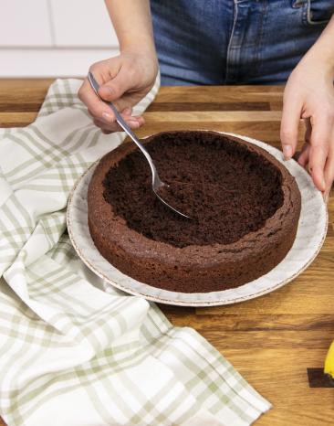 Schokoladenkuchen wird mit einem Löffel ausgehüllt