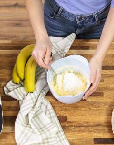 Sahne und Vanillepudding werden in einer Schüssel verrührt für Maulwurfkuchen.