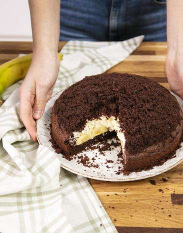 Maulwurfkuchen angeschnitten neben dem Cookit