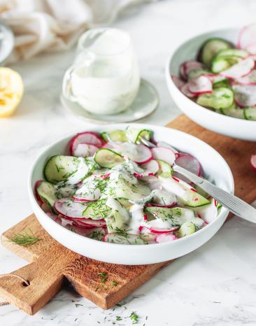 Gurkensalat mit Radieschen und Joghurtdressing.