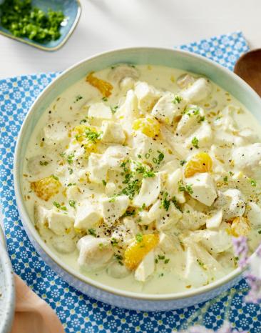 Klassischer Geflügelsalat in einer Schüssel.