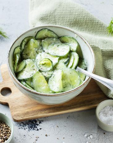 Klassischer Gurkensalat mit Dill und Joghurt.