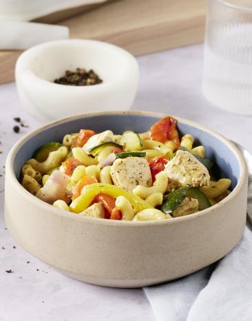One-Pot-Pasta mit Hähnchen und Gemüse nach griechischer Art.