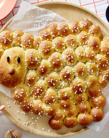 Süßes Osterlamm aus Hefeteig
