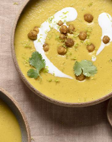 Süßkartoffel-Linsen-Suppe mit gerösteten Kichererbsen