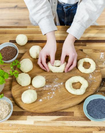 Teig wird zu Bagel geformt.