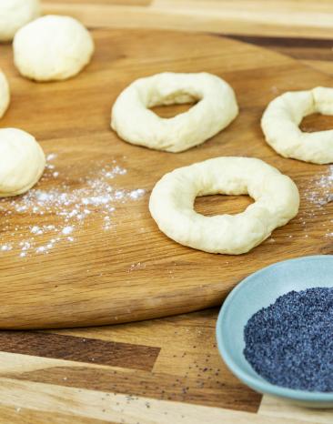 bagels auf einem Holzbrett.