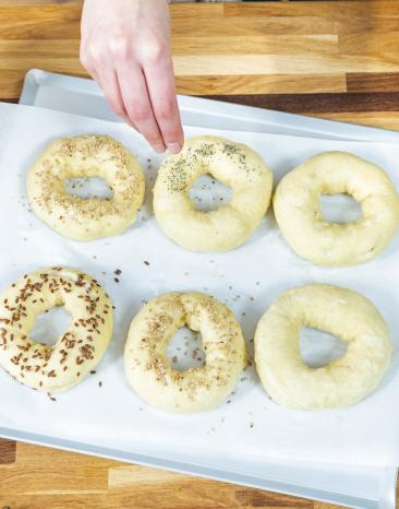 Bagel werden mit Mohn getoppt