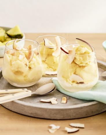Nicecream Ananas in drei Gläschen mit Kokoschips.