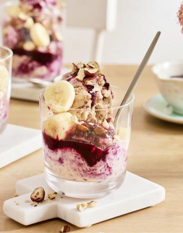 Leckere Bananen Nicecream mit Blaubeeren und Joghurt.