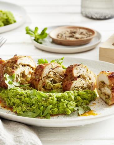 Leichte Geflügelroulade mit Erbsenpüree