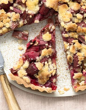 Knusprige Rhabarbertarte mit Streuseln und saftig weichem Kern.