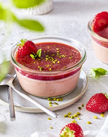 Rosa-Erdbeer-Panna-Cotta