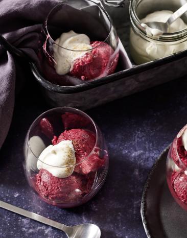 Rote-Grütze-Sorbet mit Vanillesahne